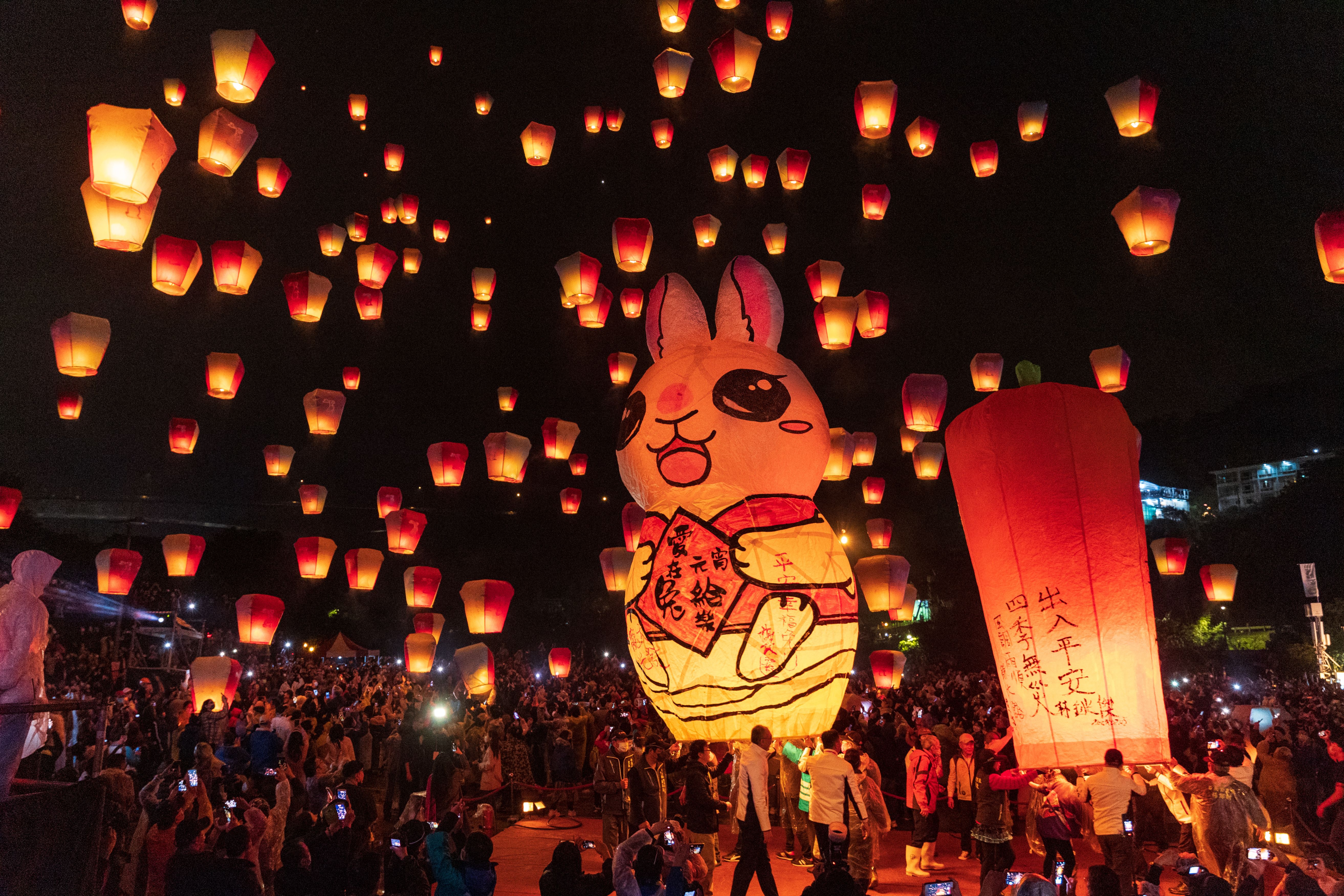 Foreign visitors enjoy releasing Sky Lantern when visit Pingxi (Pingsi)